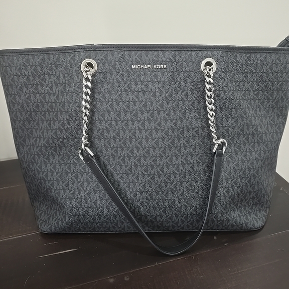 Michael Kors Jet Set Travel Large Multifunctional Chain Tote in black And Grey